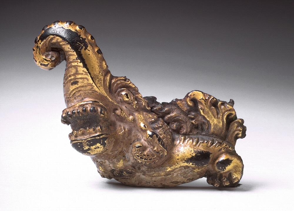 Girdle hook in the form of the head of a mythical creature.
